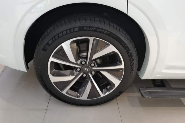 Used Li Auto ONE 2021 Extended-Range 6-Seater Version Right Rear Wheel Hub