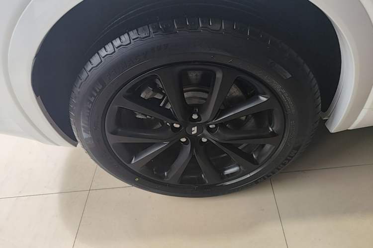 Used Li Auto ONE 2021 Extended-Range 6-Seater Version Right Rear Wheel Hub