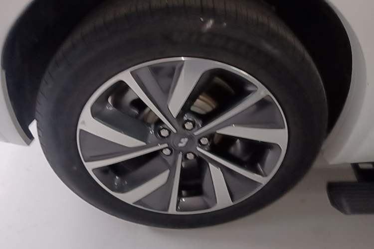 Used Li Auto ONE 2021 Extended-Range 6-Seater Version Right Rear Wheel Hub
