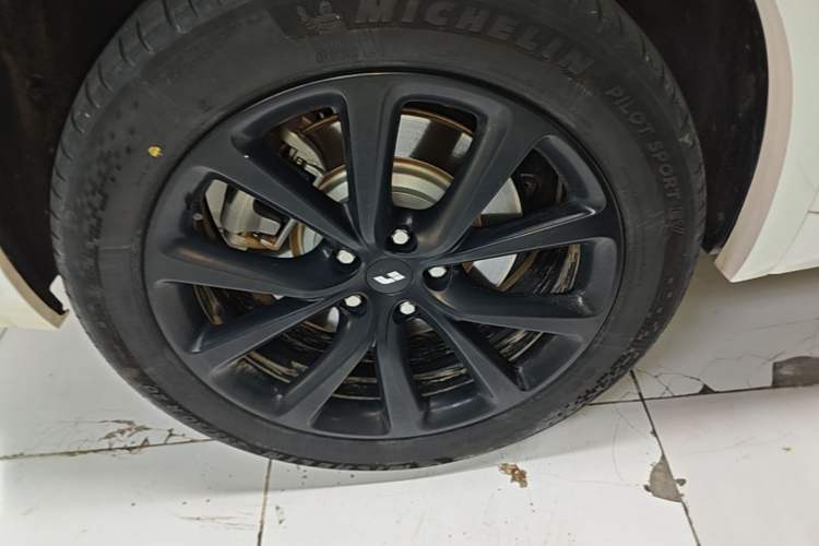 Used Li Auto ONE 2021 Extended-Range 6-Seater Version Right Rear Wheel Hub