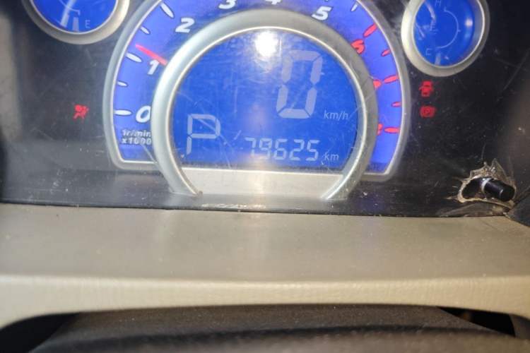 Used Lifan Auto 320 2011 1.3L CVT Deluxe Edition Odometer Close Up