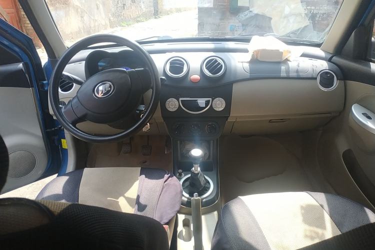 Used Lifan Auto 320 2012 Champion Edition 1.3L Manual CoolDrive Model Center Console