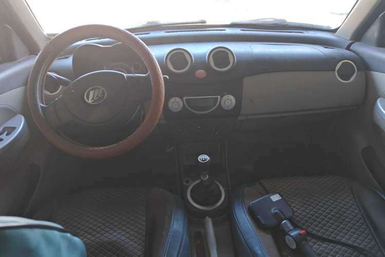 Used Lifan Auto 320 2012 Champion Edition 1.3L Manual CoolDrive Model Center Console