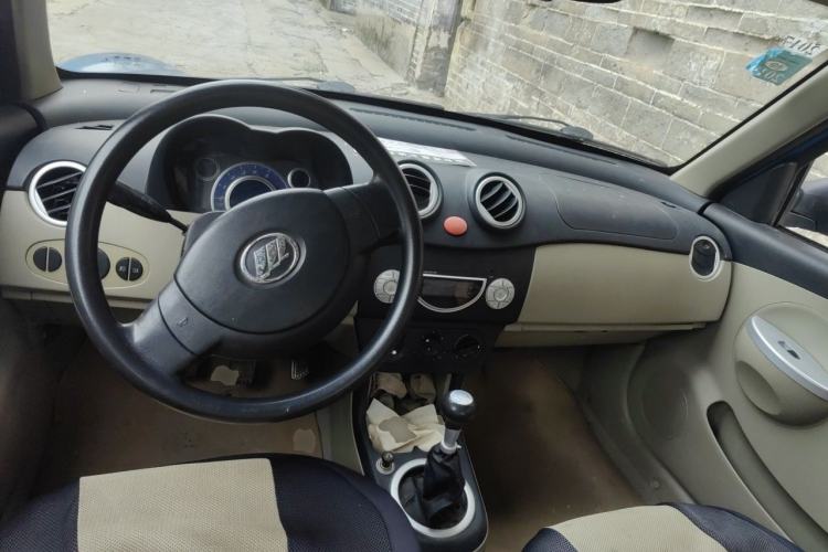 Used Lifan Auto 320 2012 Champion Edition 1.3L Manual CoolDrive Model Center Console