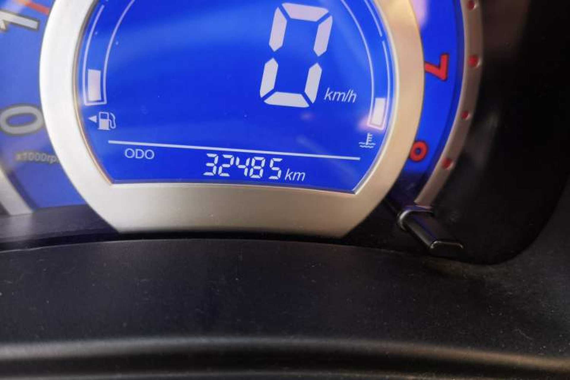 Used Lifan Auto 330 2014 1.3L Manual Standard Edition Odometer Close Up