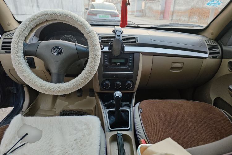 Used Lifan Auto 520 2011 520i 1.3L Comfort Model Center Console
