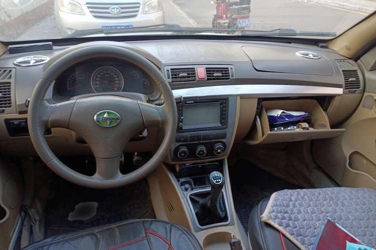 Used Lifan Auto 520 2011 520i 1.3L Comfort Model Center Console