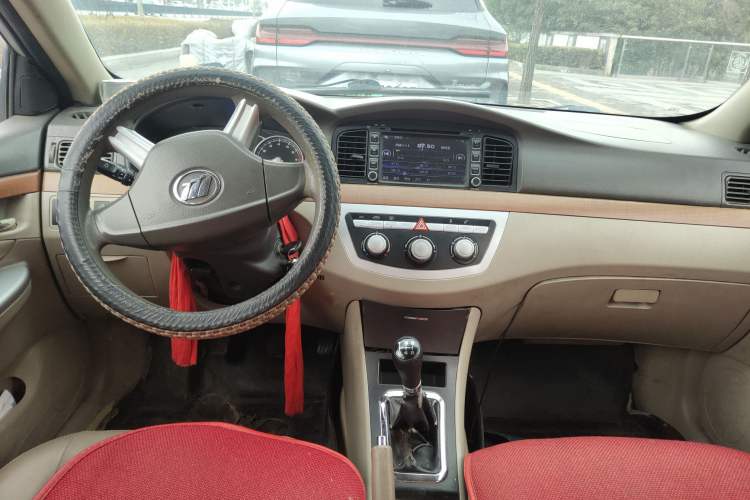 Used Lifan Auto 620 2010 Platinum Edition 1.5L Manual Premium Model Center Console