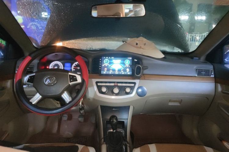 Used Lifan Auto 620 2011 Snow Edition 1.5L Manual Elite Model Center Console