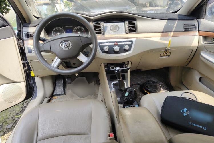 Used Lifan Auto 620 2012 1.5L Manual Comfort Type A Center Console