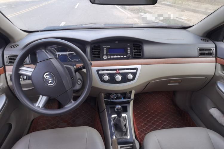 Used Lifan Auto 620 2012 1.5L Manual Comfort Type A Center Console
