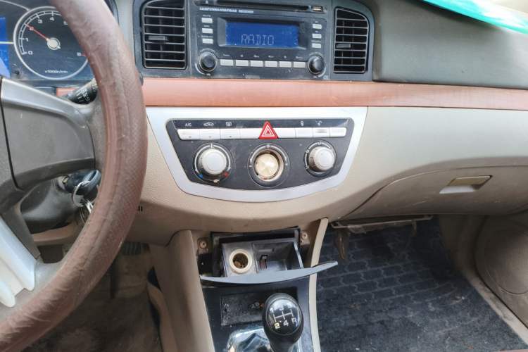 Used Lifan Auto 620 2012 1.5L Manual Luxury Version Audio And AC Panel
