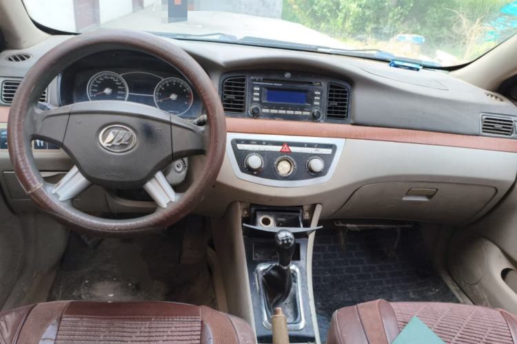 Used Lifan Auto 620 2012 1.5L Manual Luxury Version Center Console