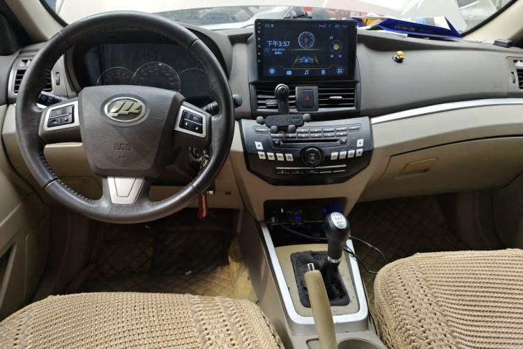 Used Lifan Auto 720 2013 1.8L Luxury EX Model Center Console