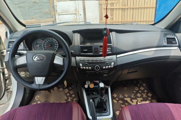 Used Lifan Auto 720 2014 Upgraded Version 1.5L Standard Model Center Console