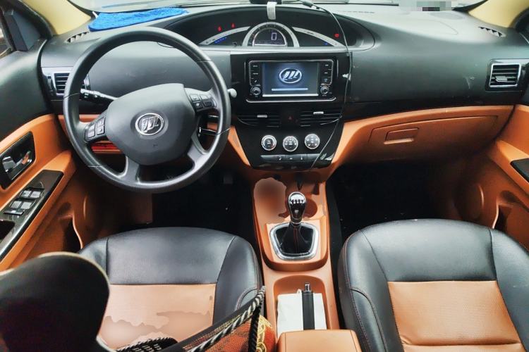 Used Lifan Auto Letu 2015 1.5L S Luxury Model Center Console