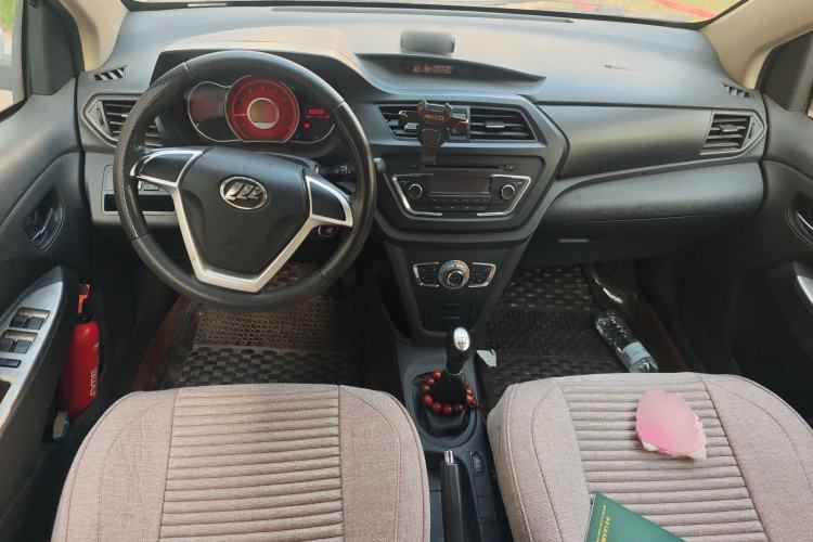 Used Lifan Auto X50 2014 1.5L Manual Elite Model Center Console