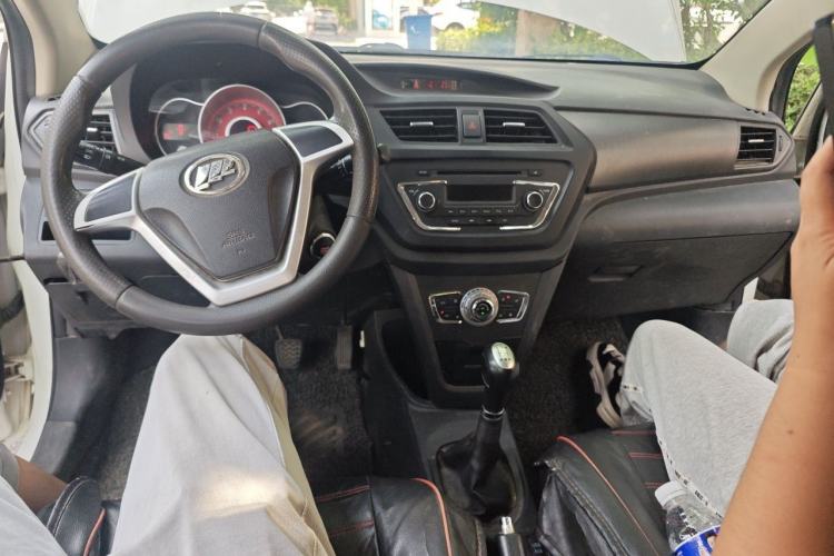 Used Lifan Auto X50 2014 1.5L Manual Elite Model Center Console