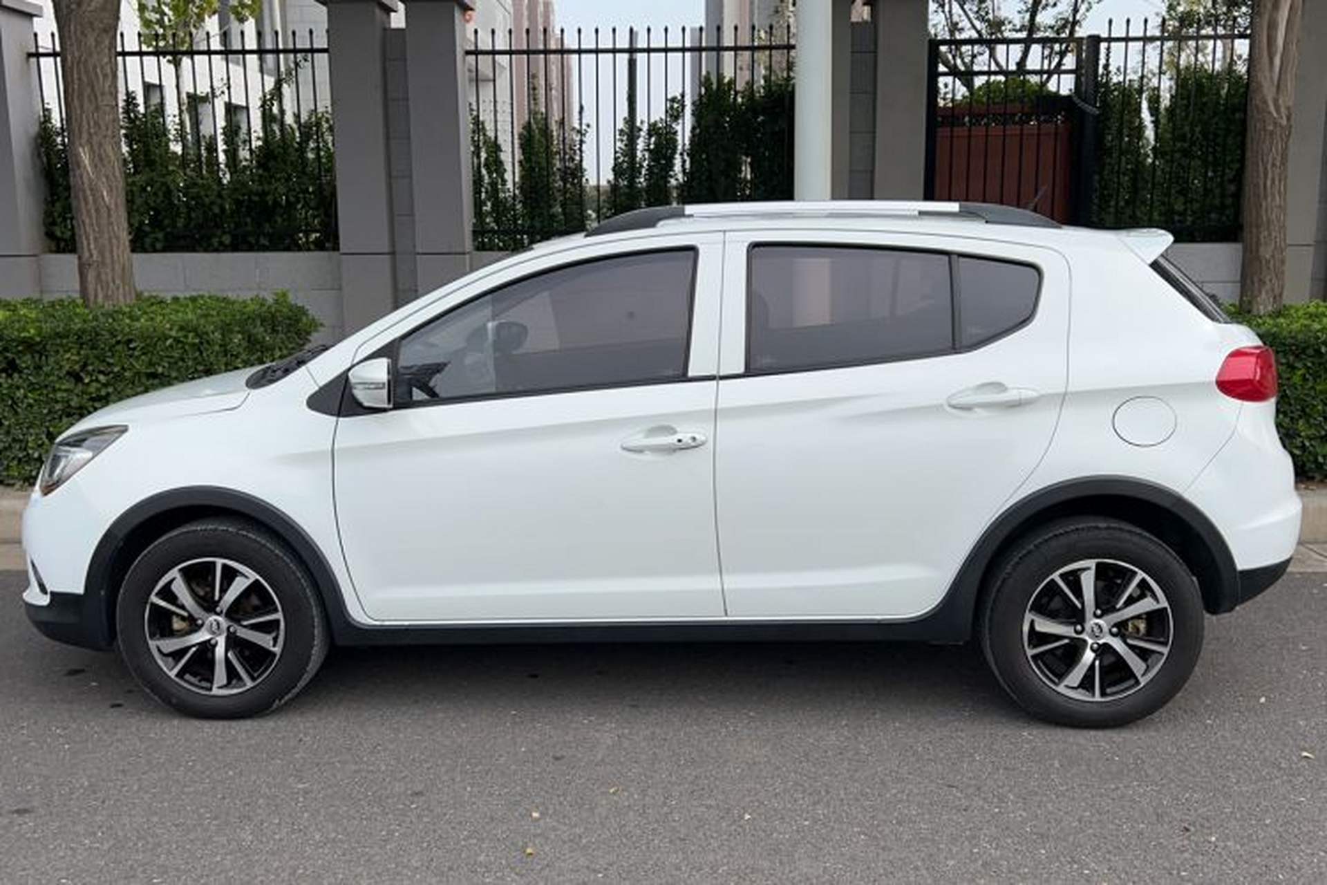 Used Lifan Auto X50 2014 1.5L Manual Elite Model Exterior 5