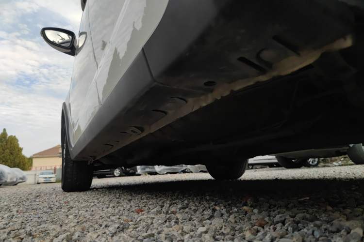Used Lifan Auto X50 2014 1.5L Manual Luxury Model Left Side Sill