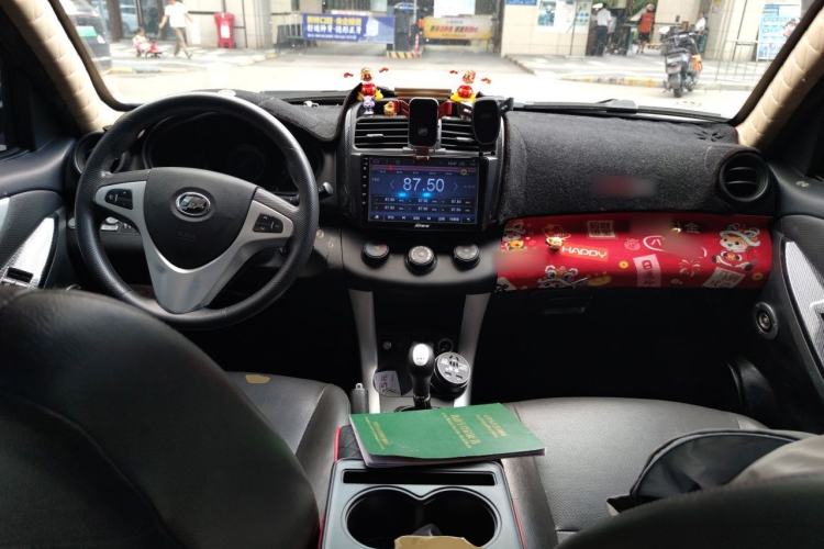 Used Lifan Auto X60 2011 1.8L Manual Luxury Model Center Console