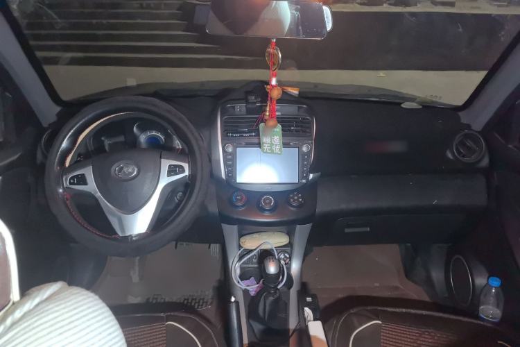 Used Lifan Auto X60 2012 Discovery Edition 1.8L Manual Luxury Model Center Console