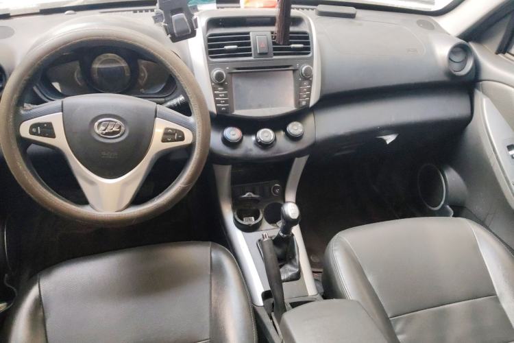 Used Lifan Auto X60 2013 1.8L Manual Champion Edition Center Console
