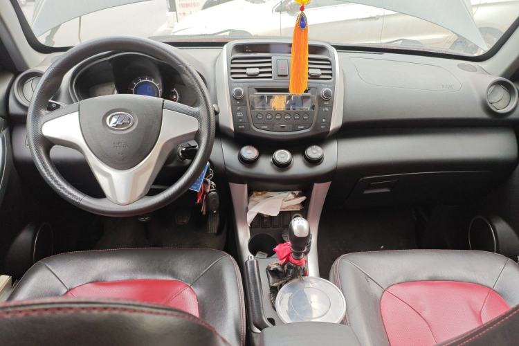 Used Lifan Auto X60 2015 1.8L Manual Comfort Model China V Standard Center Console