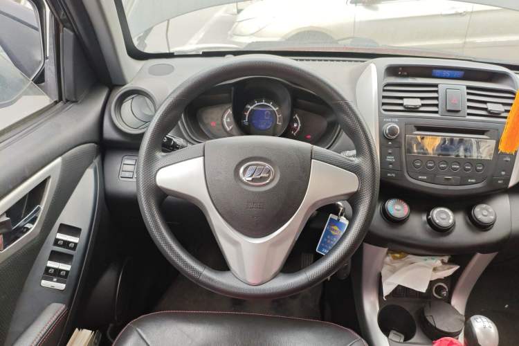 Used Lifan Auto X60 2015 1.8L Manual Comfort Model China V Standard Steering Wheel