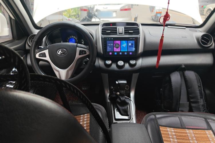 Used Lifan Auto X60 2015 1.8L CVT Comfort Model China IV Standard Center Console