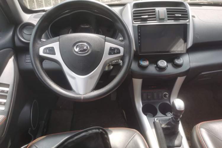 Used Lifan Auto X60 2015 1.8L Manual Luxury Model China IV Standard Center Console