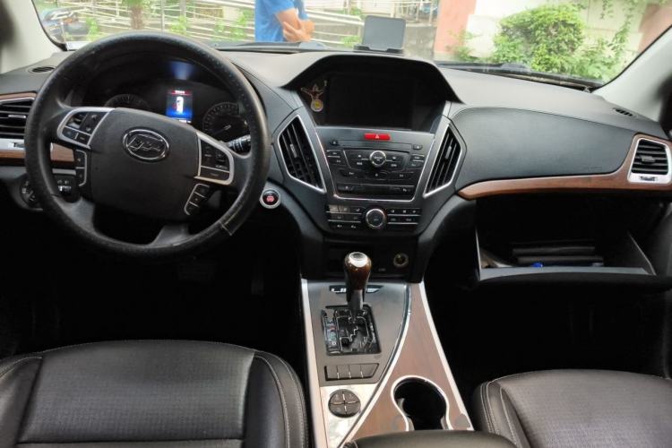 Used Lifan Auto X80 2017 2.0T Automatic Comfort Model Center Console