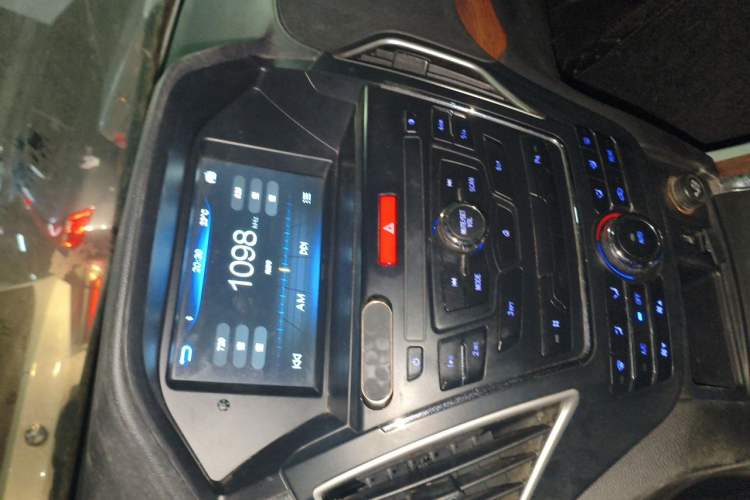 Used Lifan Auto X80 2017 2.0T Automatic Comfort Version Audio And AC Panel