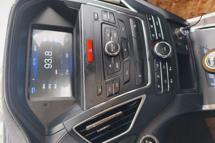 Used Lifan Auto X80 2017 2.0T Automatic Comfort Version Audio And AC Panel
