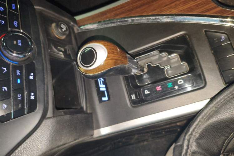 Used Lifan Auto X80 2017 2.0T Automatic Comfort Version Gear Lever