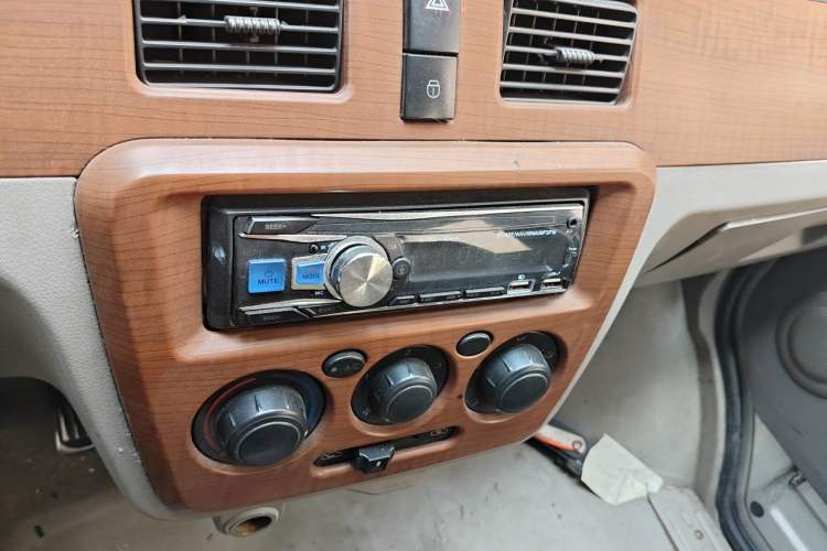 Used Lifan Auto Xingshun 2011 1.3L Comfort Model Audio And AC Panel