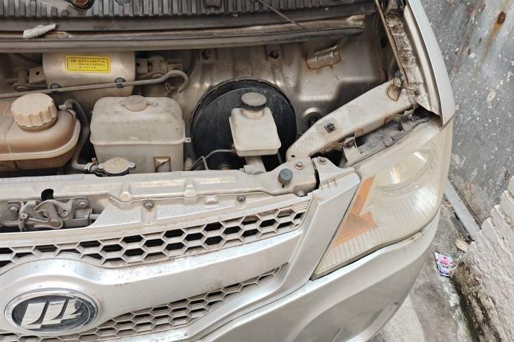 Used Lifan Auto Xingshun 2011 1.3L Comfort Model Engine Bay Left