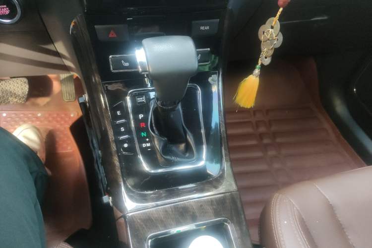 Used Lifan Auto Xuanlang 2017 1.5T Automatic Luxury Model Gear Lever