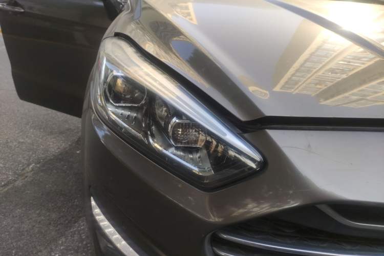 Used Lifan Auto Xuanlang 2017 1.5T Automatic Luxury Model Right Front Headlight