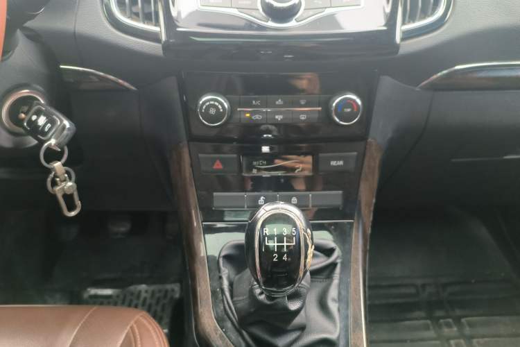 Used Lifan Auto Xuanlang 2017 1.8L Manual Elite Model Interior 4
