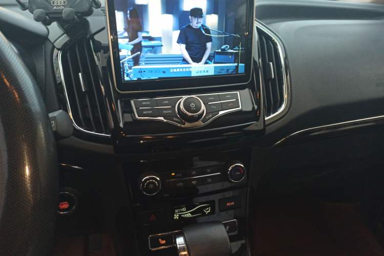 Used Lifan Auto Xuanlang 2017 2.0L CVT Comfort Edition Audio And AC Panel