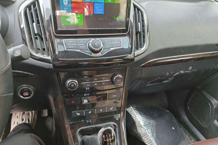 Used Lifan Auto Xuanlang 2017 2.0L Manual Comfort Version Audio And AC Panel