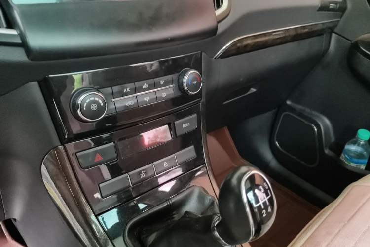 Used Lifan Auto Xuanlang 2017 1.8L Manual Elite Model Audio And AC Panel