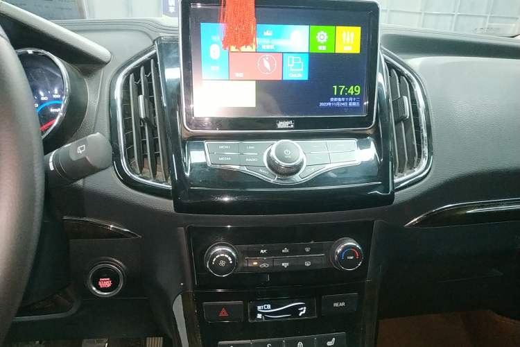 Used Lifan Auto Xuanlang 2017 2.0L Manual Comfort Version Audio And AC Panel