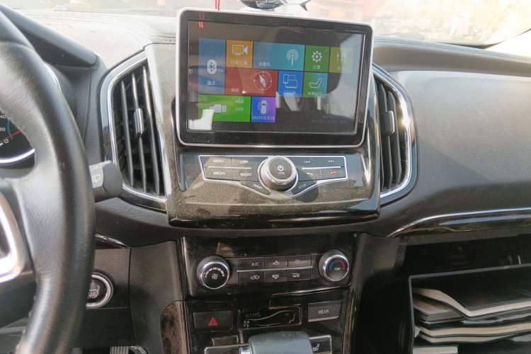Used Lifan Auto Xuanlang 2017 2.0L CVT Luxury Model Audio And AC Panel