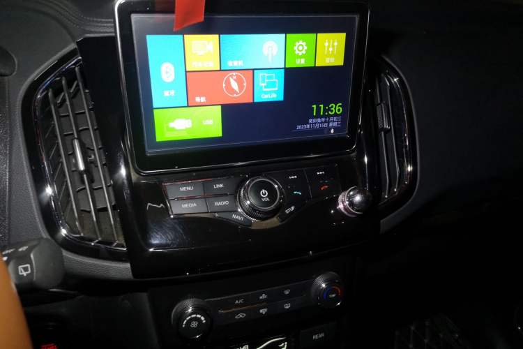 Used Lifan Auto Xuanlang 2017 2.0L CVT Comfort Edition Audio And AC Panel