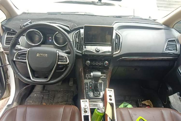 Used Lifan Auto Xuanlang 2017 2.0L CVT Luxury Model Center Console