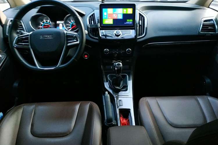 Used Lifan Auto Xuanlang 2017 1.8L Manual Comfort Model Center Console