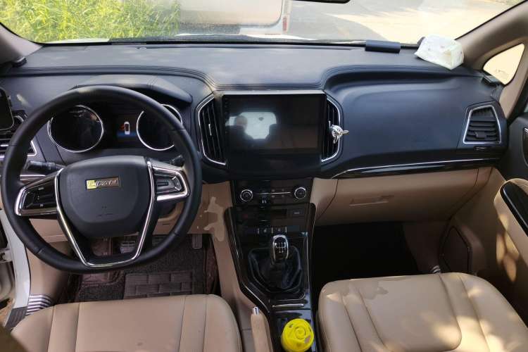 Used Lifan Auto Xuanlang 2017 1.8L Manual Comfort Model Center Console