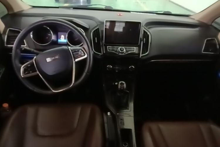Used Lifan Auto Xuanlang 2017 1.8L Manual Comfort Model Center Console